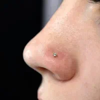 پیرسینگ و میکرودرمال بانوان