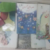 کتاب درسی پایه ششم با دو تا کتاب زیبا نویسی
