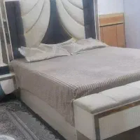 تخت خواب دو نفره همراه با میز اارایشی