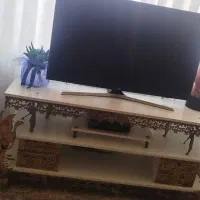 تلویزیون سامسونگ 43 اینچ و میز تلویزیون برنزی