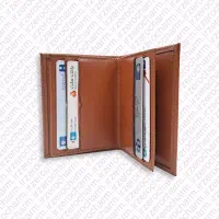 کیف کوچک قهوه‌ای بانکی با کارت گم شده