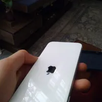 اپل iPhone SE (2020) با حافظهٔ ۱۲۸ گیگابایت