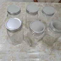 تعدادی شیشه ترشی، کمپوت و...