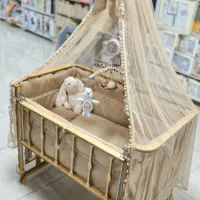 تخت کنارمادر نوزادی