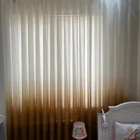 پرده حریر سفید نسکافه ای میله پرده نقره ای