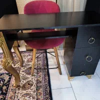 میز کاشت ناخن بسیار تمیز به همراه صندلی|آرایشگاه و سالنهای زیبایی|اندیشه, اندیشه فاز ۶|دیوار