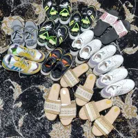 تعدادی کفش و صندل زنانه و بچگانه