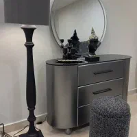 آباژور ایستاده کنار سالنی چوبی مینیمال کد۰۰۶