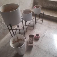 گلدان برپایه فلزی