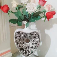 گلدان سرامیکی با طرح خاص و شیک همراه با گل