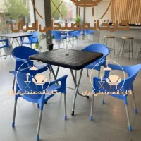 میز و صندلی پلاستیکی طرح پادا نهارخوری کافه باغی