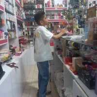 واگذاری مغازه لوازم آرایشی با درآمد ماهانه خوب
