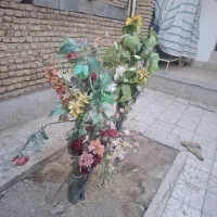 گل مصنوعی همراه با گلدان،