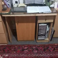 میز تحریر و کامپیوتر . بهمراه دو عدد کمد فایل