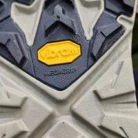 کفش کوهنوردی هوکا|کیف، کفش، کمربند|اصفهان, باغ فدک|دیوار