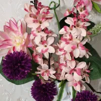 گلدان ایستاده چوبی پر از گل های شیک|گل مصنوعی|تبریز, |دیوار