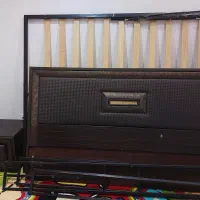 تخت خواب دو نفره و دو عدد پاتختی