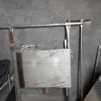 یک دستگاه دار تابلو بافی با نقشه و نخ و طرح تابلو