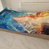 تخت نوجوان عرض ۹۰ دارای یک کشوی بزرگ زیر تخت.سالم.