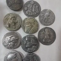 چندین سکه نقره و وسایل قدیمی دیگر