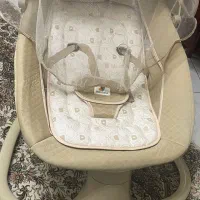 گهواره برقی و تخت نوزاد گهواره ای کنار مادر