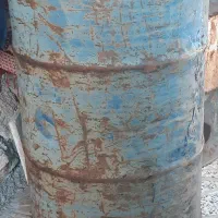 ۲ بشکه فلزی نفت و ۱ بشکه پلاستیکی نفت