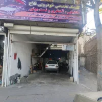 همکار باترساز در مغازه مکانیکی و اهنگری