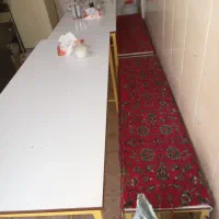 ۴ عدد میز و صندلی تمیز برای کبابی