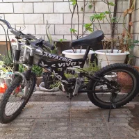 دوچرخه مشکی،دوچرخه آبی،اسکیت