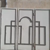 در حیاط آهنی