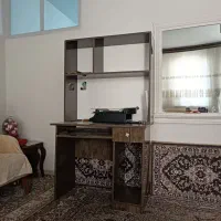 میز کامپیوتر و دارای کتابخانه