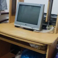 میز کامپیوتر و کامپیوتر