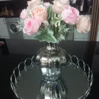 سینه آینه ای با گل و گلدان