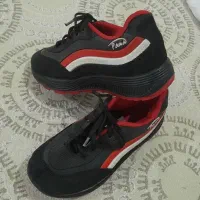 یک جفت کفش سایز ۳۴ نو ودو دستکش لباس ورزشی