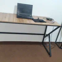 میز تحریر و کامپیوتر