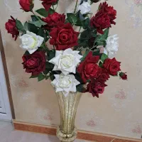 گل رز بزرگ با گلدان