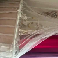 تخت خواب کودک کنار مادر