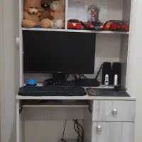 میزکامپیوتر با کتابخانه در حد نو