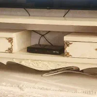 جاکفشی و میز تلویزیون