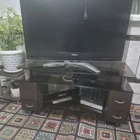 میز تلویزیون شیشه ای در حد نو