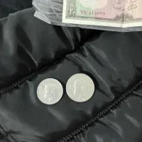 دو عدد سکه نقره پهلوی و اسکناس ۲۰ ریالی