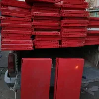 تعدادی قفسه و استند