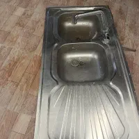 روشویی و پایه و آینه و سینگ با شیر المک دار دو خم