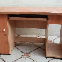 میز کامپیوتر و تلوزیون