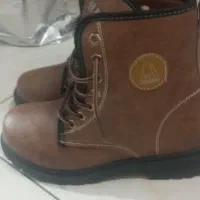 نیم بوت کاپشن|کیف، کفش، کمربند|صدرا-فارس, فاز ۱|دیوار