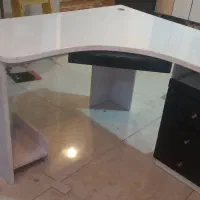 میزکامپیوترسالم درحدنوودارای ۳کشو سالم ومحکم