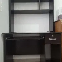 میز تحریر و کتابخانه