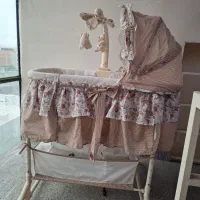 تخت کنار مادر