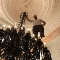 نصب و  مونتاژ  تخصصی  انواع لوستر  طبقاتی