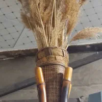 گلدان  همراه با گل